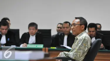 Mantan Menteri ESDM Jero Wacik menjalani sidang perdana dengan agenda pembacaan dakwaan di Pengadilan Tipikor, Jakarta, Selasa (22/9/2015). Jero didakwa menyelewengkan DOM saat menjabat Menteri Kebudayaan dan Pariwisata. (Liputan6.com/Andrian M Tunay)