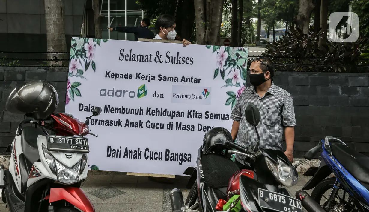 Gerakan Extinction Rebellion Indonesia menggelar aksi mengirim karangan bunga di depan Kantor Adaro, Jakarta, Senin (3/5/2021). Gerakan Extinction Rebellion Indonesia mengirim karangan bunga yang ditujukan kepada sindikasi perbankan pemberi pinjaman dan Adaro. (Liputan6.com/Faizal Fanani)