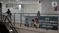 Suasana di Terminal Terpadu Pulogebang, Jakarta, Rabu (10/6/2020). Petugas loket PO bus AKAP di Terminal tersebut masih tetap merasakan sepi pembeli meski operasional kembali normal sejak Minggu (7/6). (merdeka.com/Iqbal S. Nugroho)