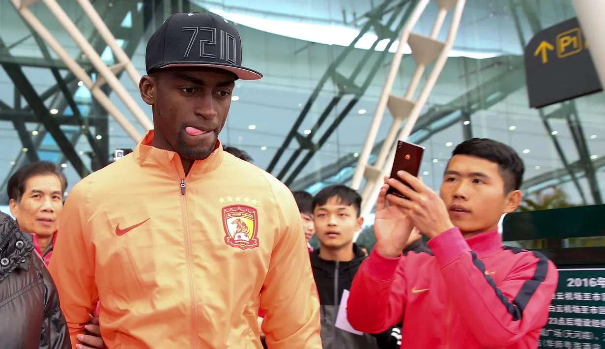 Bintang sepakbola Jackson Martinez saat tiba di bandara untuk bergabung dengan tim Guangzhou Evergrande Taobao FC di Guangzhou, Cina, (17/2). Nilai transfer sejumlah pemain di CSL 2016 mendominasi daftar pembelian termahal. (REUTERS / Stringer)