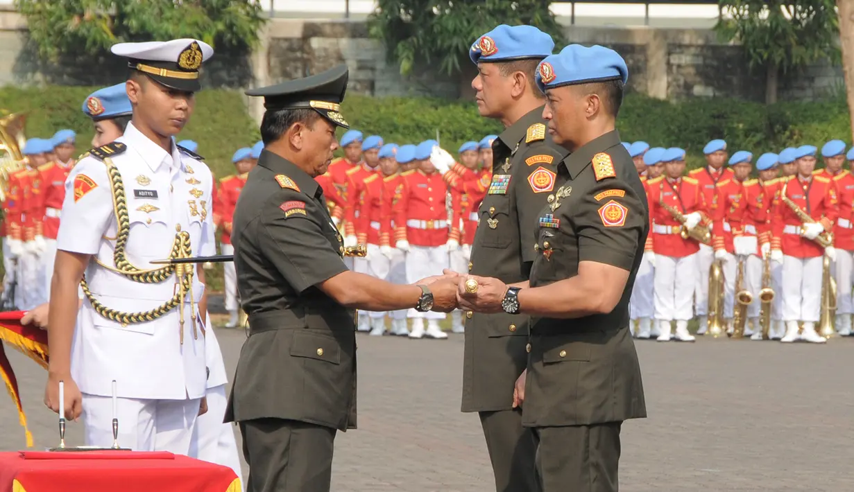 Panglima TNI Jenderal TNI Dr. Moeldoko memberikan Tongkat Komando kepada Mayjen TNI Andika Perkasa, Markas Komando Paspampres, Jakpus, Rabu (22/10/2014) (Dok.Puspen TNI)