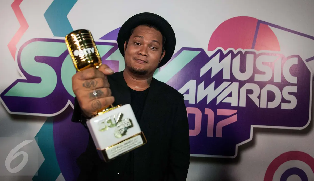 Penyanyi Virgoun meraih penghargaan Video Klip Paling Ngetop SCTV Awards 2017 di Studio 6 Emtek City, Jakarta Barat, Selasa (16/5). Selain itu, Virgoun juga menerima penghargaan Lagu Pop Paling Ngetop SCTV Awards 2017 . (Liputan6.com/Gempur M Surya)