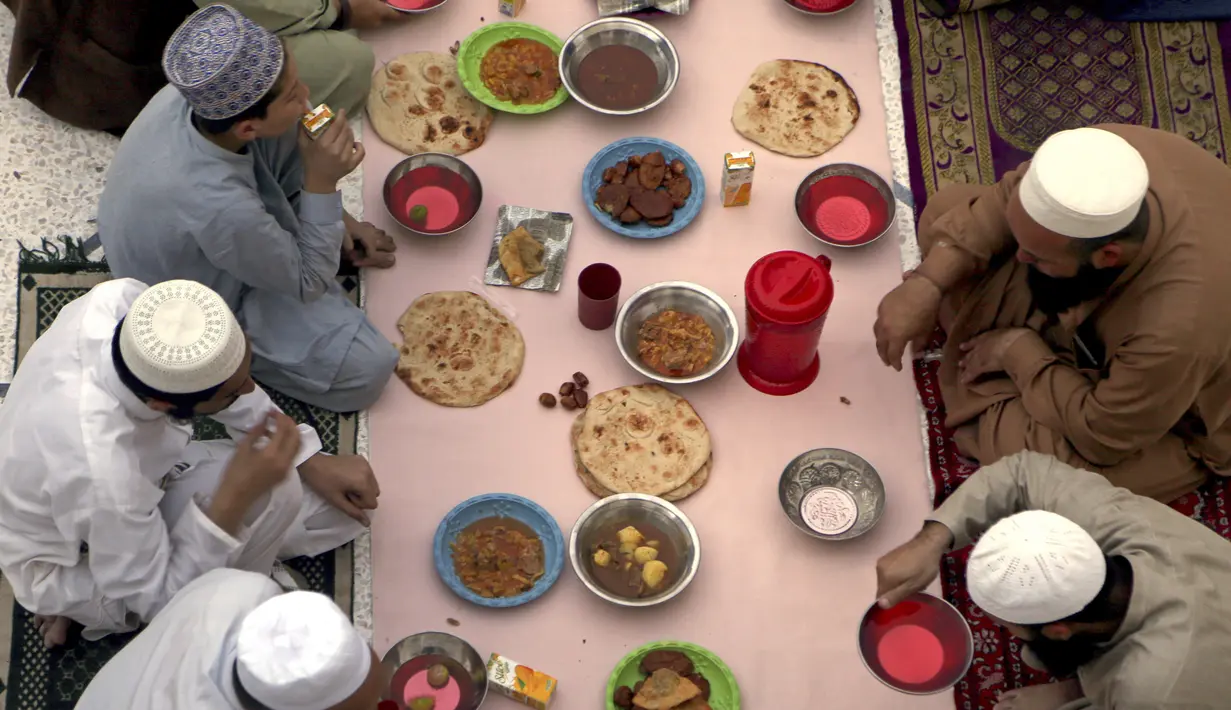 Sejumlah umat Muslim berdoa sebelum berbuka puasa, selama bulan suci puasa Ramadhan, di sebuah masjid di Peshawar, Pakistan, Rabu (14/4/2021). Bulan Ramadhan ditandai dengan berpuasa setiap hari dari fajar hingga matahari terbenam. (AP Photo/Muhammad Sajjad)