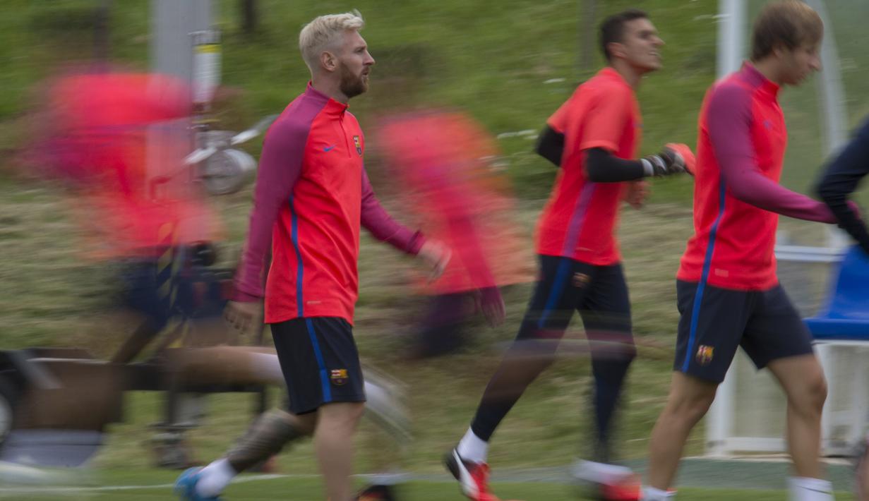 Lionel Messi tengah serius mengikuti sesi latihan bersama tim Barcelona FC jelang laga melawan Celtic pada ajang International Champions Cup 2016 di St George's Park, Inggris (25/7/2016). (AFP/Oli Scarff)