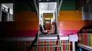 Pemuda mengikuti gladi bersih tari tradisional Aceh di desa ekowisata Nusa di Lhoknga, provinsi Aceh (31/8/2021). (AFP/Chaideer Mahyuddin)