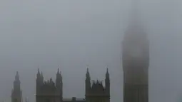 Menara jam Big Ben dan Gedung Parlemen tertutup kabut tebal, London, Inggris, Senin (2/11/2015). Akibat kabut penerbangan di seluruh Inggris mengalamai penundaan dan pembatalan. (REUTERS/Stefan Wermuth)