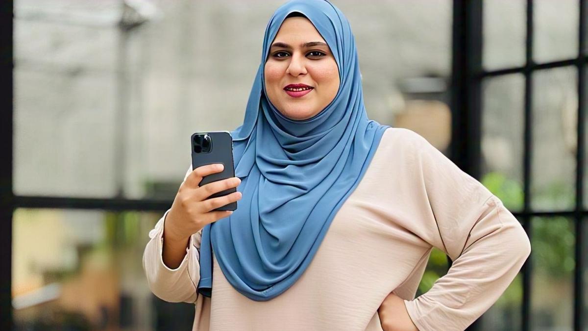 15 Inspirasi Outfit Casual Wanita Hijab Berisi yang Bikin Tampil Menawan