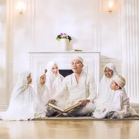 Jika tak ada aral melintang, Vicky Prasetyo dan Angel Lelga akan melangsungkan akad nikah pada 9 Februari 2018 mendatang. Untuk resepsinya, kabarnya akan digelar keesokan harinya. (Instagram/angellelga)