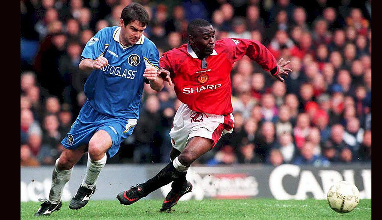 Striker Manchester United, Andy Cole (kanan) berebut bola dengan bek Chelsea, Steve Clarke pada laga Liga Inggris 1997/1998 di Stamford Bridge Stadium, London (28/2/1998). Andy Cole total mencetak 93 gol dari 195 laga bagi MU di Premier League sejak didatangkan dari  Newcastle United pada tengah musim 1994/1995 hingga tengah musim 2001/2002. Pada tengah musim 2001/2002 ia memutuskan hijrah ke Blackburn Rovers. (AFP/PA/Adam Butler)