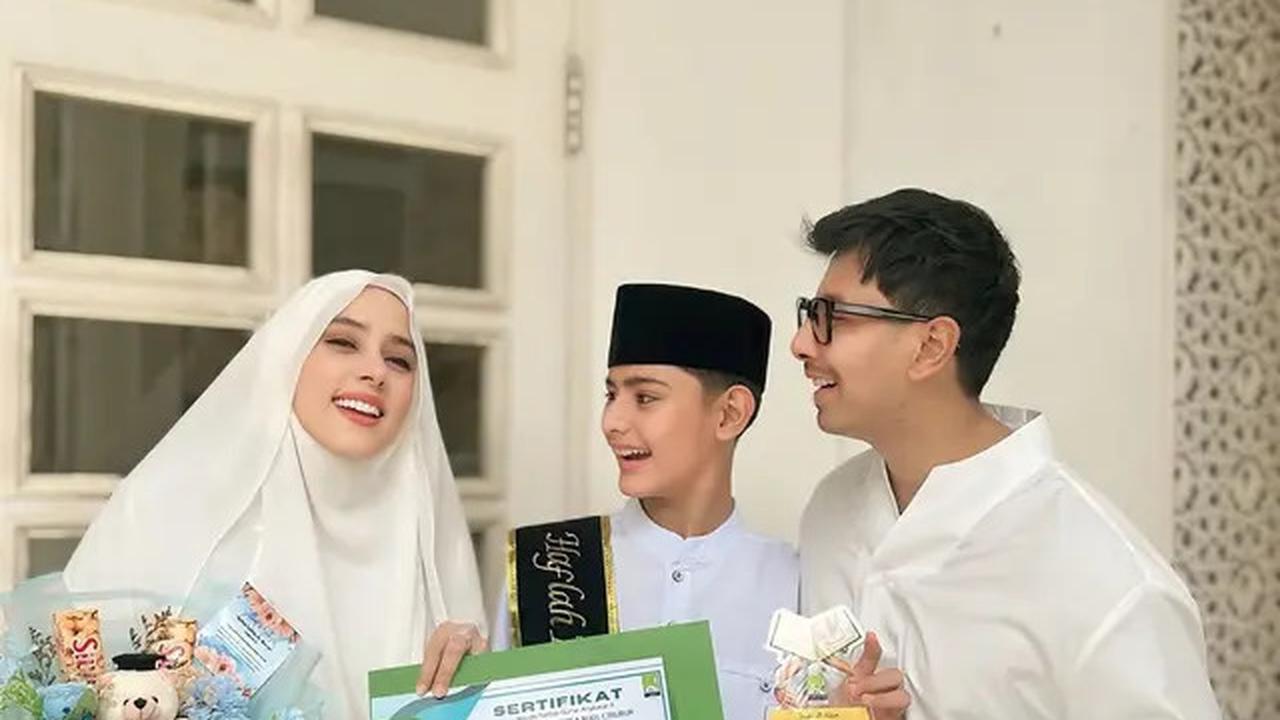 6 Potret King Faaz Wisuda Juz 28 Jelang Idul Adha, Fairuz dan Sonny Septian Bangga