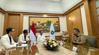 Organisasi Kesatuan Mahasiswa Hindu Dharma Indonesia (KMHDI) bertemu Pj Gubernur Jakarta Heru Budi Hartono di Balai Kota pada Senin (18/3/2024) dan mendukung Jakarta tetap menjadi pusat aktivitas masyarakat Indonesia, bahkan dunia. (Ist)