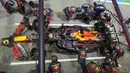 Pembalap tim Red Bull, Max Verstappen berada di pit area saat mobilnya tengah ditangani para mekanik untuk mengganti ban pada balapan F1 GP Singapura 2023 di Marina Bay Street Circuit, Singapura, Minggu (17/9/2023) malam WIB. (AFP/Vincent Thian)