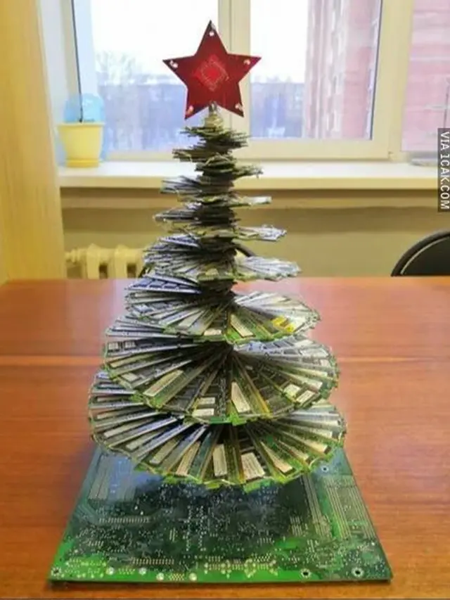 6 Pohon Natal Low Budget Ini Bikin Tepuk Jidat