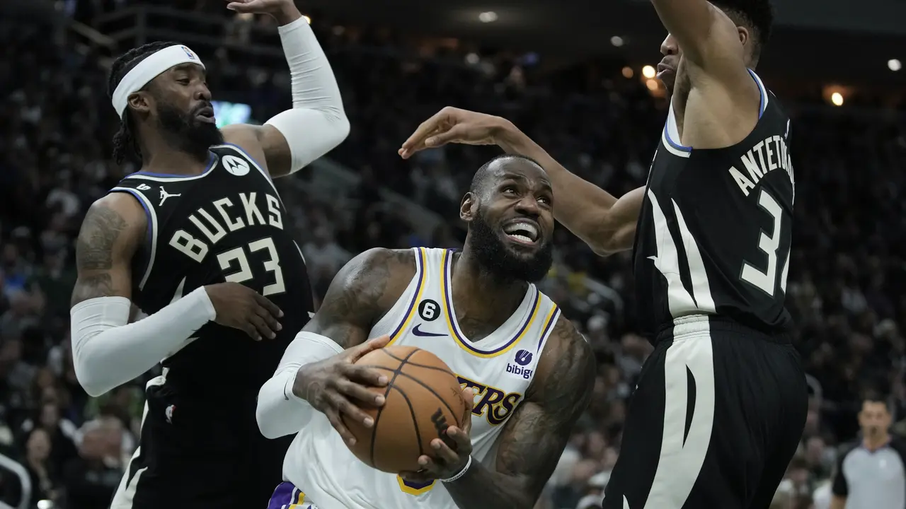 LeBron James dijaga ketat pemain Bucks pada laga NBA 2022/2023