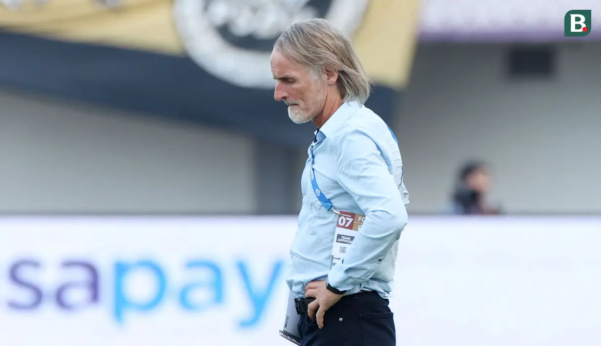 Kekalahan ini membuat pelatih Dewa United, Jan Olde Riekerink merasa malu. Apalagi kekalahan itu terjadi di markas timnya sendiri. (Bola.com/M Iqbal Ichsan)
