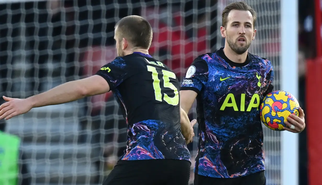 Harry Kane. Striker Tottenham Hotspur berusia 28 tahun ini memang tampil melempem di awal musim 2021/2022. Namun setelah pergantian tahun ia menemukan kembali performa terbaiknya. Dari total 14 laga di Liga Inggris, ia mampu mencetak 8 gol dan 7 assist. (AFP/Glyn Kirk)