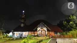 Pemandangan masjid yang terbuat dari bambu di Kecamatan Kragilan, Kabupaten Serang, Banten, Rabu (20/5/2020). Bambu dipilih sebagai material utama pada desain bangunan masjid bernama Saka Buana itu sebagai nuansa khasanah budaya dan kearifan lokal. (merdeka.com/Imam Buhori)