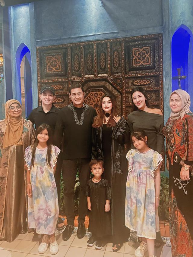 7 Potret Nurah Syahfirah dan Teuku Rafly Rayakan 11 Tahun Pernikahan Bersama Keluarga