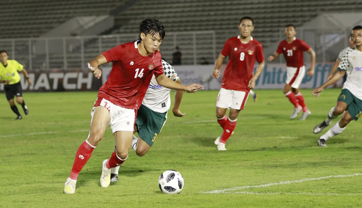 Gelandang Timnas Indonesia  U-23, Feby Eka Putra (kiri) berusaha menjebol gawang Tira Persikabo. (Foto: Bola.com/M. Iqbal Ichsan)