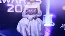 Bintang sinetron Bidadari Surgamu, Dosma Hazenbosch tampil cute dan stylish dengan dress ungu. Dosma namanya masuk dalam nominasi untuk kategori Aktris Pendamping Paling Ngetop yang dimenangkan Syifa Hadju. [Foto: Bayu Herdianto/KapanLagi.com]