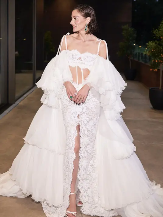 Aksen high slit menjadikan gaun semakin sempurnakan tampilan Olivia Palermo di hari bahagianya. [Foto: Instagram/ Olivia Palermo]