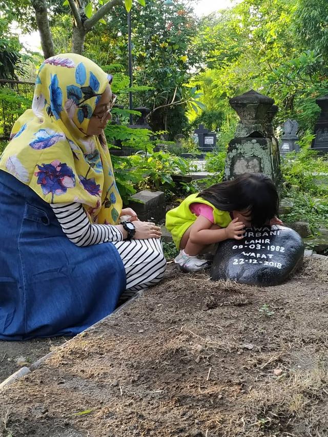 7 Potret Cindri Wahyuni Istri Almarhum Bani Seventeen saat Asuh Anak