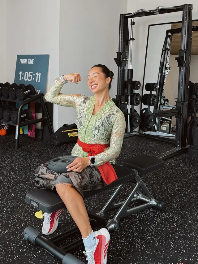 Jennifer Bachdim Kenakan Kebaya saat Workout. [@jenniferbachdim]