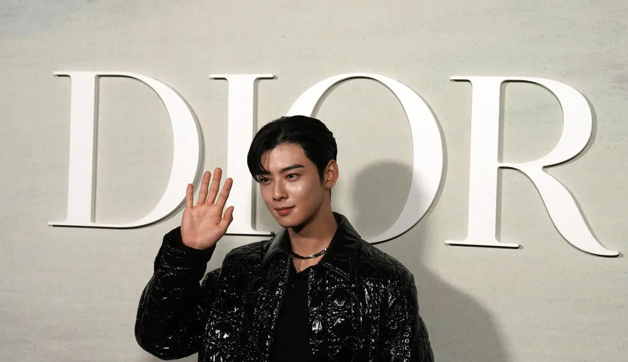 Cha Eun Woo dalam fashion show Dior di Paris. (AP Photo/Francois Mori)