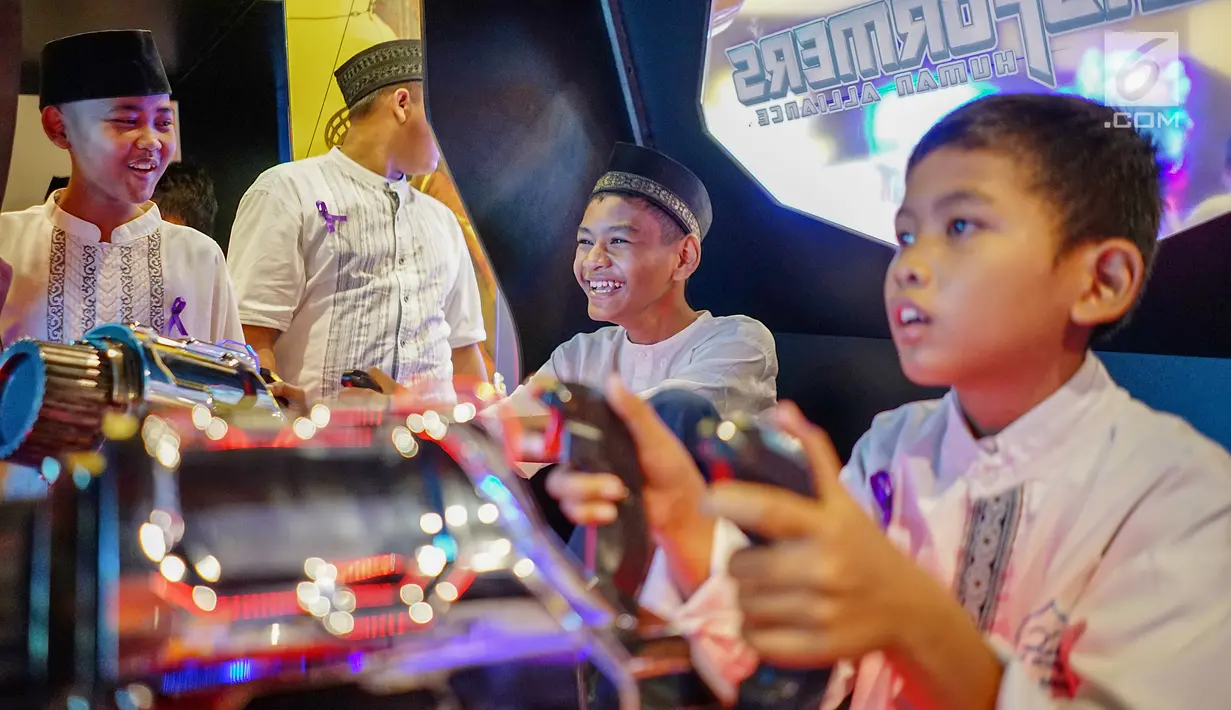Sejumlah anak-anak menikmati permainan pada acara Ngabuburit Bareng Anak Yatim di Timezone Lippo Mall Kemang, Jakarta, Kamis (23/5/2019). Sepanjang bulan suci Ramadan Lippo Mall Indonesia mengundang lebin 4000 anak yatim dengan memberi kesempatan bermain. (Liputan6.com/Fery Pradolo)