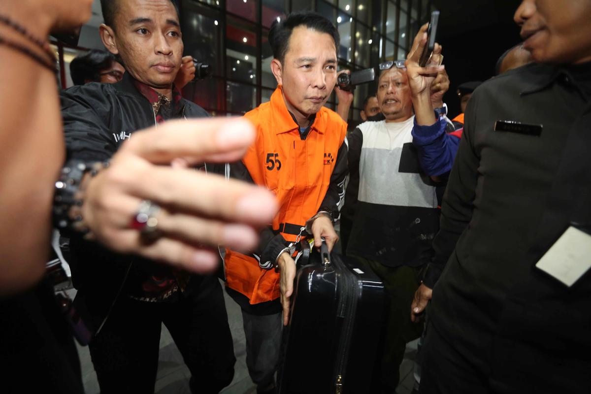 FOTO: KPK Tahan Bupati Rejang Lebong Usai Terjaring OTT
