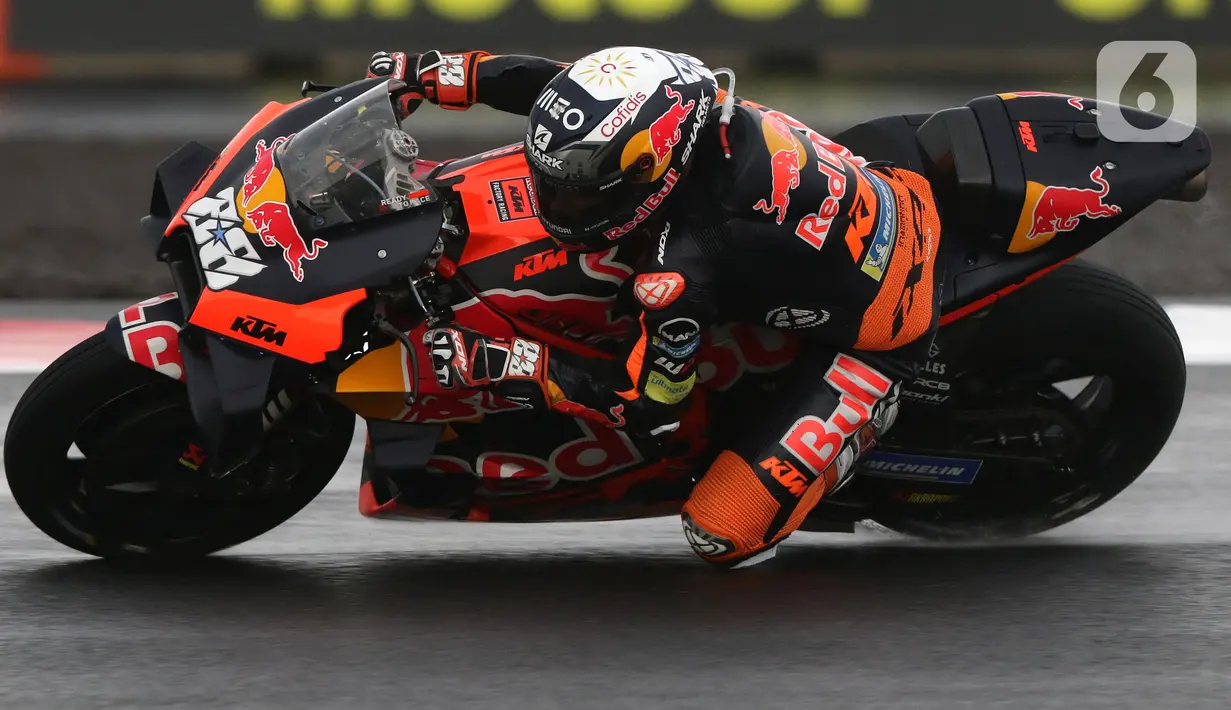Pembalap MotoGP dari tim Red Bull KTM Factory Racing, Miguel Oliveira saat memacu motornya di lintasan Pertamina Mandalika International Street Sirkuit, Nusa Tenggara Barat, Minggu (20/3/2022). Miguel Oliveira menempati podium utama ajang MotoGP Mandalika. (Liputan6.com/Helmi Fithriansyah)