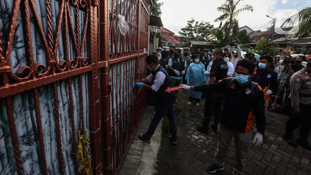 Polisi Olah TKP Kasus Satu Keluarga Meninggal di Kalideres