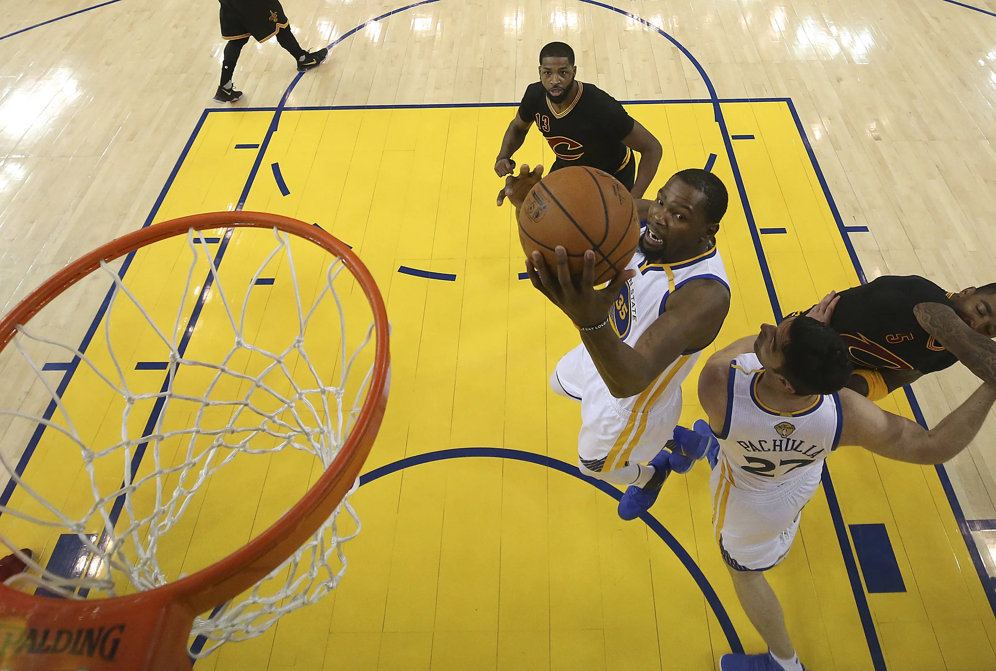 Forward Golden State Warriors, Kevin Durant, berusaha memasukkan bola ke dalam keranjang pada gim 5 final NBA 2017 melawan Cleveland Warriors, Selasa (13/6/2017) siang WIB. (AP Photo/Ezra Shaw)