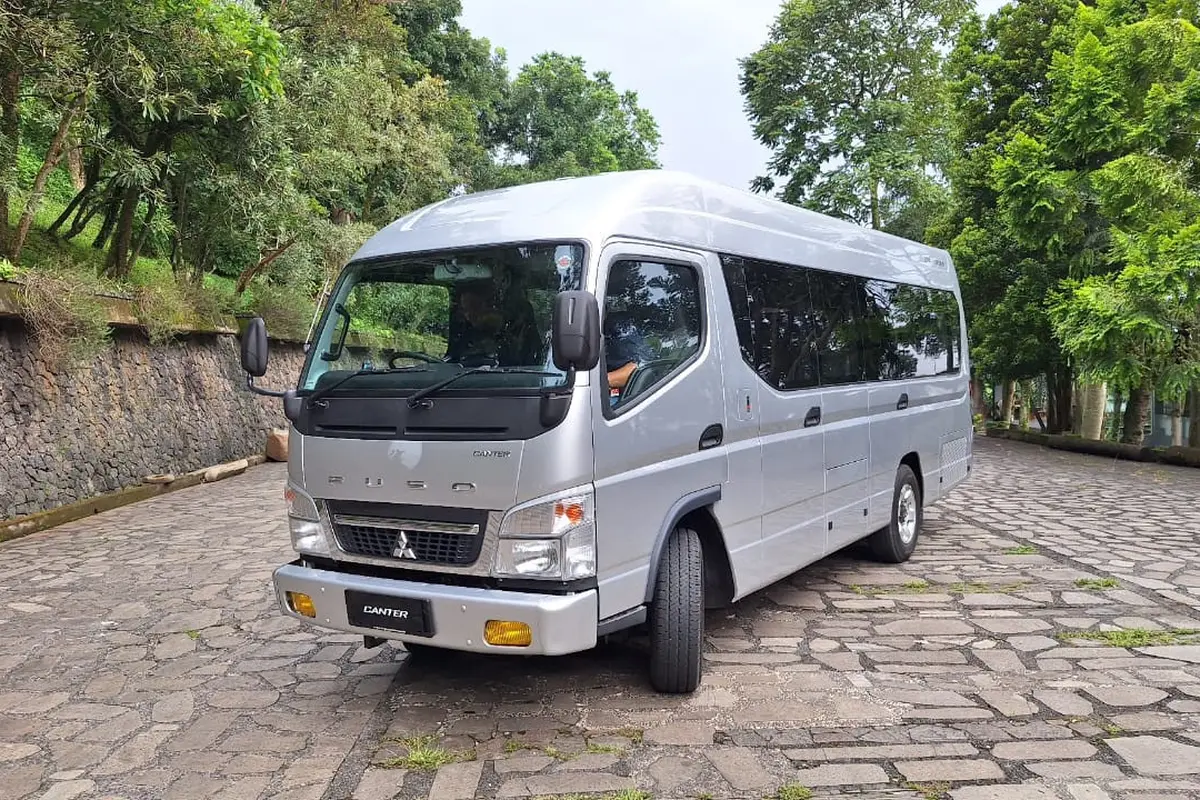 Bidik Sektor Pariwisata, Ini Keunggulan Fuso Canter Bus Terbaru (Arief A/Liputan6.com)