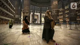 Umat muslim tiba untuk melaksanakan salat tarawih di Masjid Istiqlal, Jakarta, Senin (12/4/2021). Pemerintah menetapkan awal puasa atau 1 Ramadan 1442 H jatuh pada 13 April 2021 berdasarkan keputusan bulat dari berbagai ormas Islam hingga ahli astronomi dalam Sidang Isbat. (Liputan6.com/Johan Tallo)
