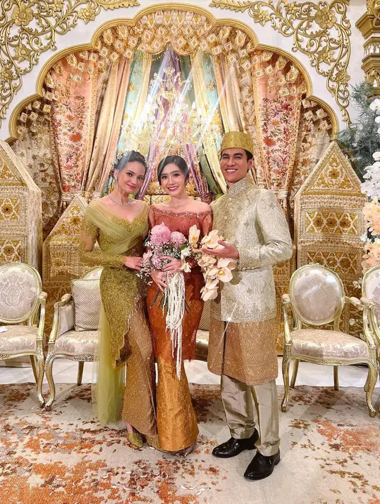 Tak lama setelah itu, Enzy Storia menikah dengan Maulana Kasetra. Febby Rastanty kembali mengemban tugas menjadi bridesmaid. Cantik luar biasa, Febby mengenakan kebaya off-the-shoulder berwarna rose gold dengan paduan rok batik bernuansa emas. Foto: Instagram.
