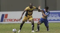 Pemain Persib, Yandi Sofyan berusaha merebut bola dari Pemain Mitra Kukar, O.K John pada leg pertama semi final Piala Presiden di Stadion Aji Imbut, Tenggarong, Minggu (4/10/2015). (Bola.com/Vitalis Yogi Trisna)