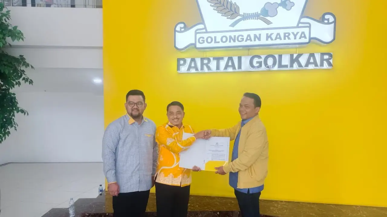 Ketua DPD Golkar Kampar Repol dan Ketua DPD Demkrat Kampar Rahmat Jevari Juniardo saat menerima SK Partai Golkar untuk berpasangan di Pilkada Kampar 2024.