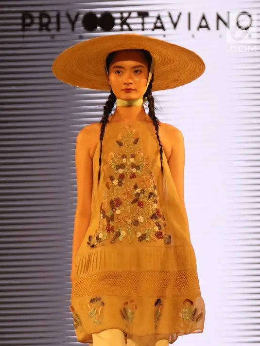 Seorang model mengenakan topi anyaman dalam acara Senayan City Fashion Nation 12th Edition di Jakarta, Rabu (11/4). (Liputan6.com/Immanuel Antonius)