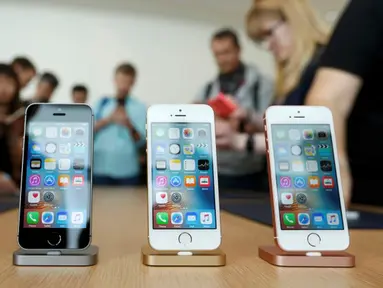 Keluaran Gadget terbaru dari Apple, iPhone SE saat dipajang di kantor pusat Apple di Cupertino, California (21/3). Harga dari iPhone SE mencapai USD 399 atau sekitar Rp 5,2 juta. (REUTERS/Stephen Lam)