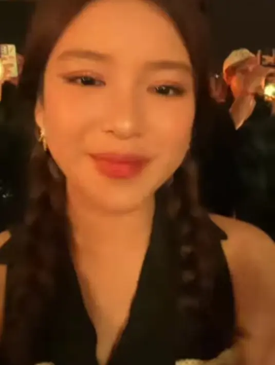 Selain makeup Tiara melengkapi penampilannya dengan kaca mata hitam dan rambut yang dikepang. [Foto: Instagram Stories @tiaraandini]
