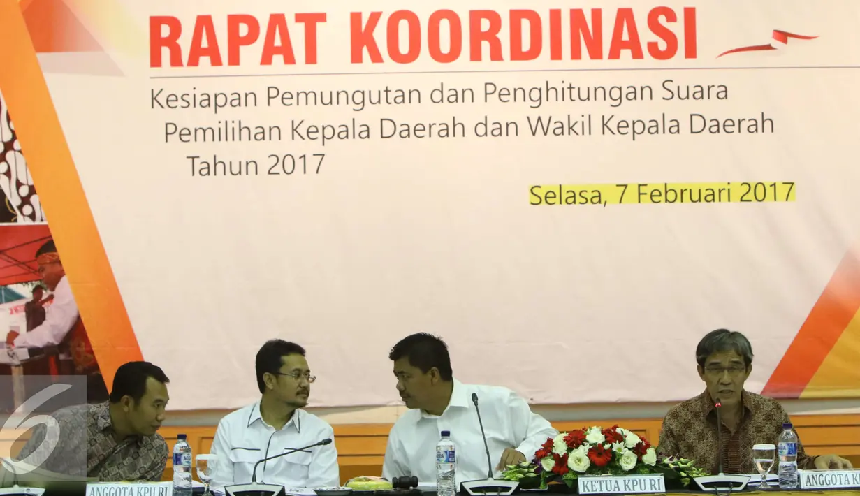 Ketua KPU RI  Juri Ardianto bersama KPU pusat Hadar Nafis dan Ferry Kurnia saat menggelar Rapat Koordinasi di Gedung Kpu, Jakarta, Selasa (7/2). Rapat ini digelar untuk mengkoordinasikan kesiapan penyelenggaraan Pilkada 2017. (Liputan6.com/Helmi Affandi)