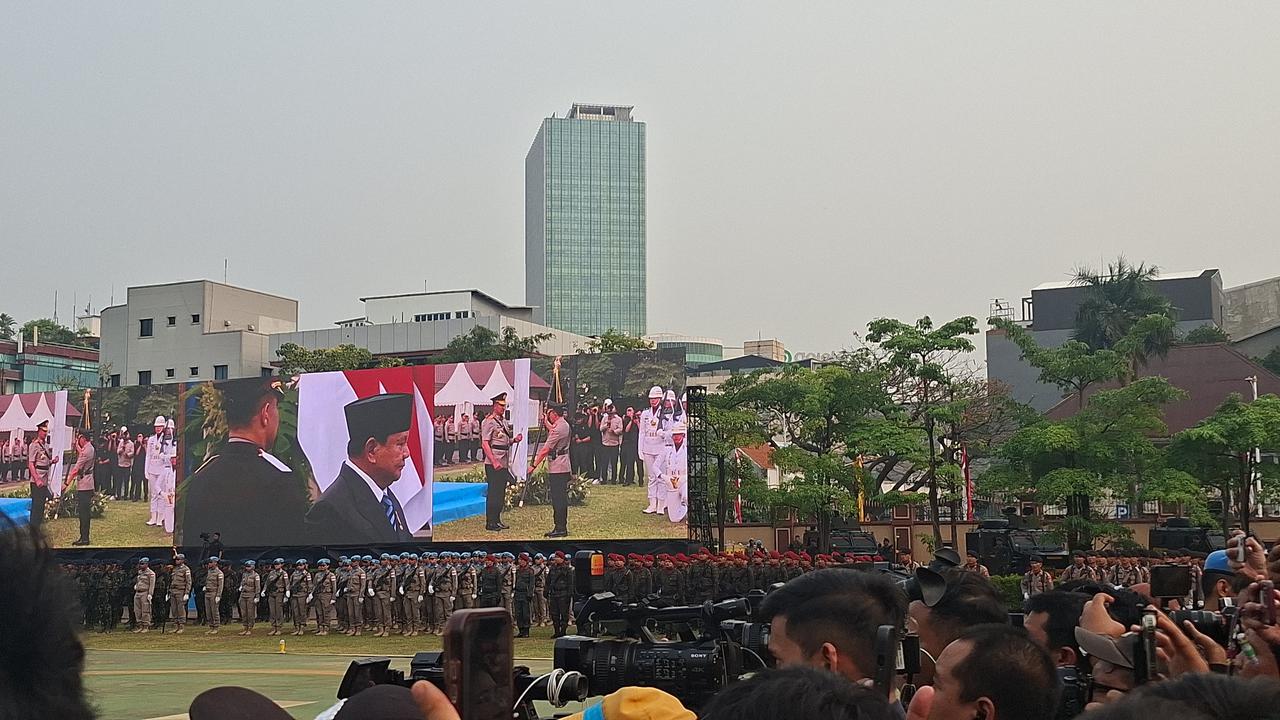 Sertijab Kapolri, Jenderal Sigit Serahkan Panji Polri Kepada Jenderal Suyudi