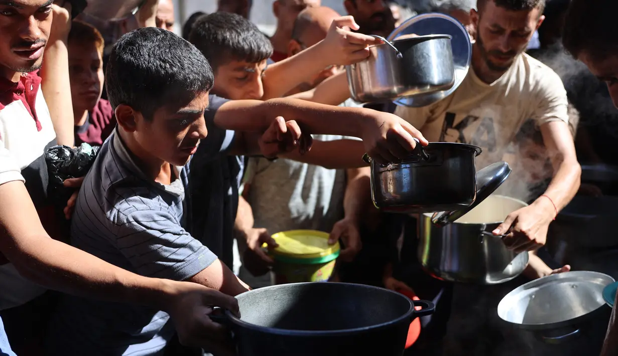 Sebelumnya, Komisioner Jenderal badan PBB untuk pengungsi Palestina (UNRWA), Philippe Lazzarini pada Kamis (3/10/2024) menyatakan bahwa bencana kelaparan di Jalur Gaza terjadi akibat tindakan yang disengaja melalui blokade bantuan dan serangan sistematis Israel terhadap infrastruktur. (Omar AL-QATTAA/AFP)