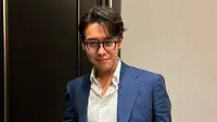 Ardhito Pramono Bergaya Rambut Belah Tengah dalam Film Gudang Merica, Sampai Syok Saat Ngaca