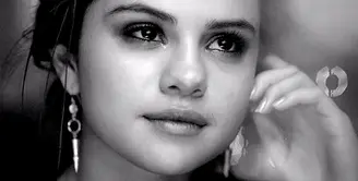 Selena Gomez merasa kesal dengan opini keluarganya tetang Justin Bieber. (EW)