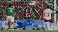 Guillermo Ochoa. Pada matchday pertama Grup C Piala Dunia 2022 (22/11/2022), kiper Timnas Meksiko berusia 37 tahun ini mampu menggagalkan eksekusi penalti striker Polandia, Robert Lewandowski. Ia berhasil menepis tendangan Robert Lewandowski yang diarahkan ke sudut kiri gawang. Laga pun akhirnya berkesudahan imbang 0-0. (AP/Themba Hadebe)
