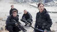 Jennifer Lawrence memajang foto resmi di lokasi The Hunger Games: Mockingjay, Part 2 dengan pose gagah.
