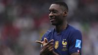 Pemain Prancis, Randal Kolo Muani melakukan selebrasi setelah mencetak gol kedua timnya ke gawang Maroko saat laga semifinal Piala Dunia 2022 yang berlangsung di Al Bayt Stadium, Qatar, Rabu (14/12/2022) waktu setempat. (AP Photo/Manu Fernandez)