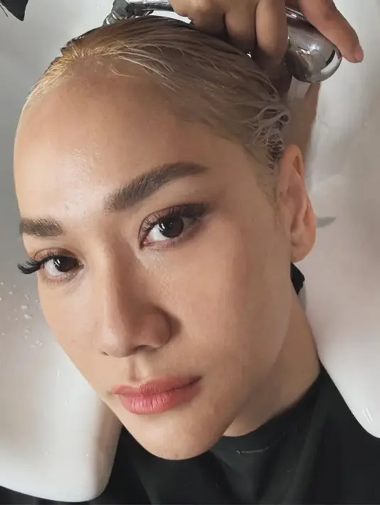 Gaya rambut pixie cut dikenal memberikan kesan segar, muda, dan tentunya high-fashion. Warna blonde yang dipilih oleh BCL semakin menambah nuansa elegan sekaligus fun.   [@itsmebcl].